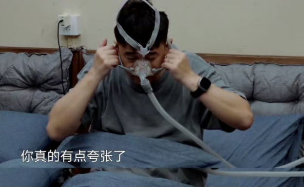 Array黄磊节目中戴呼吸机睡觉，医生提醒：这种打鼾能要命！