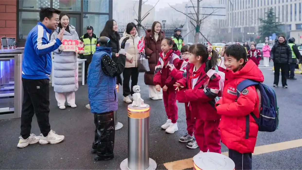 Array机器人进校园、发起“十点半睡觉”倡议 北京这所学校开学礼“硬核”又暖心